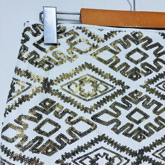 DYNAMITE White  and gold sequin mini skirt - Picture 2 of 8